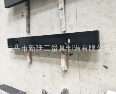 大理石平尺 大理石平尺 主要用于平行度和垂直度的檢測(cè)。 大理石平尺 主要礦物成份為逃石,斜長石,少量橄欖石,黑云母以及微量磁鐵礦,黑色色澤,結(jié)構(gòu)*,經(jīng)過億萬年的老化,質(zhì)地均勻,